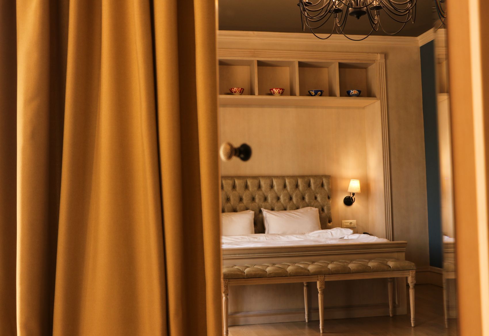 Stock hotel interior illustrating the Luwte Suite design mood